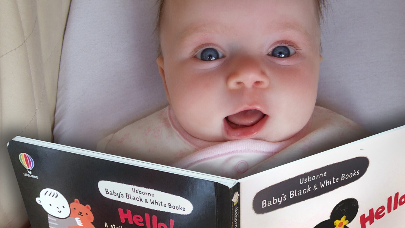 طفل رضيع يقرأ كتاب Hello من سلسلة Baby's Black & White Books من Usborne
